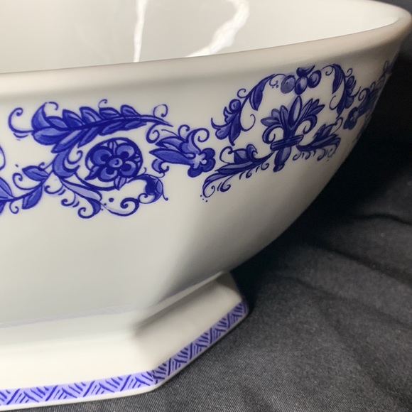 Beautiful blue & white Portifino dish by Nanette Vacher for Ambiance Collection - Picture 4 of 11